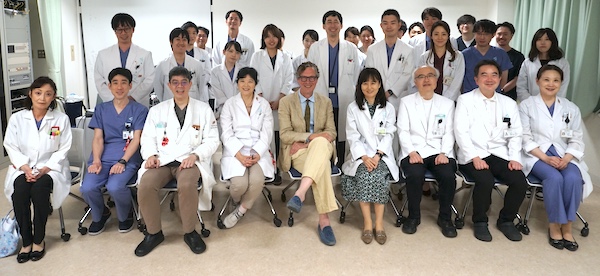 Schlingemann 先生と医局員との記念撮影